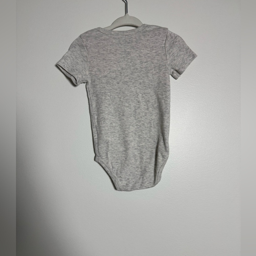 Timberland 12 Month Baby Onesie Gray Logo Graphic Short Sleeve Bodysuit - Picture 2 of 4